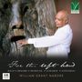 "For the left hand" - Bach, Brahms, Reinecke, Scriabin, Godowski. William Grant Naboré. Ein Mann berührt eine Steinskulptur.