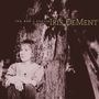 Text: "the way i should" und "IRIS DeMENT". Eine Person sitzt nachdenklich an einen Baum gelehnt. Monochromes Bild.
