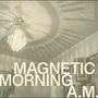 „MAGNETIC MORNING A.M.“ in großer Schrift. Links oben eine Liste von Liedtiteln. Darunter ein Kronleuchter.