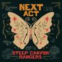 „NEXT ACT“ und „STEEP CANYON RANGERS“. Ein kunstvoller Schmetterling mit floralen Mustern, umgeben von Natur- und Fahrzeugmotiven.