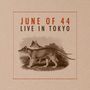 „JUNE OF 44 LIVE IN TOKYO“. Unter den Worten sind zwei thylacinähnliche Tiere in einer Zeichnung zu sehen.