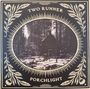 Text: "TWO RUNNER PORCHLIGHT". Schwarzer Hintergrund mit floralem Rahmen. In der Mitte eine Hütte im Wald. Vintage-Stil.
