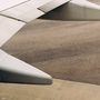 Der Text "pennines" ist unten links sichtbar. Flugzeugflügel über einem Rollfeld.