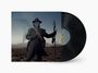 "Ian Anderson - Homo Erraticus" steht auf einem Albumcover. Ein vermummter Mann in Landschaft hält einen Stab. Vinyl sichtbar.