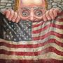 Ein Mann mit großen Augen versteckt sich hinter einer abgenutzten amerikanischen Flagge, seine Hände oben auf der Flagge.