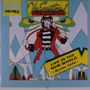 Aufschrift: "The Sensational Alex Harvey Band", "LIVE IN THE NEW WORLD Berlin 1976". Illustration eines Mannes mit rotem Mantel.