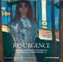 Rezitation von "RESURGENCE" und musikalische Details auf einem Gemälde einer unscharfen Person vor abstraktem Hintergrund.
