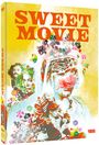 "SWEET MOVIE" in großen orangefarbenen Buchstaben. Lebhafte, abstrakte Illustration mit Gesichtern und Süßigkeiten.