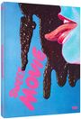 "Sweet Movie" in rosa Schrift auf blauem Hintergrund. Rechts eine gezeichnete, offene Lippenpartie.