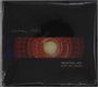 "PEARL JAM" oben links, "SEATTLE, WA" und "MAY 30, 2024" unten rechts. Zentral ein Licht mit roten und gelben Mustern.
