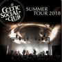 „The Celtic Social Club Summer Tour 2018“; Konzertbühne mit Band und Publikum, strahlende Lichter.