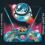 „PEARL & THE OYSTERS“ links, „PLANET PEARL“ rechts; futuristische Steuerkonsole im Weltall mit bunten Farben.