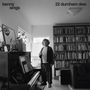 „benny sings“ und „22 durnham dew“ oben. Eine Person steht mit Tasse in einem Zimmer mit Büchern und einem Klavier.
