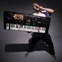 Text: "TOMORROW'S WORLD". Eine Person hält ein Keyboard mit elektronischen Komponenten, singt leidenschaftlich ins Mikrofon.