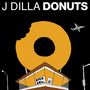Text: "J DILLA DONUTS" oben, "OPEN 24 hr" an einem Geschäft. Ein Donut mit Biss, Flugzeug und Straßenlaternen sind sichtbar.