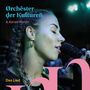 Text: "Ørchêster der Kulturen", "& Adrian Werum", "Das Lied". Eine Frau mit geflochtenem Haar singt in ein Mikrofon.