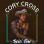 "CORY CROSS" oben, "Doin' Fine" unten. Mann mit Cowboyhut, Tattoos und Weste mit Blumenmuster. Rustikaler Hintergrund.