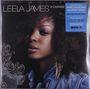 "LEELA JAMES A CHANGE" und ein blauer Sticker mit Songtiteln. Porträt von Frau mit vollem Haar und Jeansjacke. Verzierte Muster.
