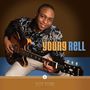 Text: "young RELL" in großen Buchstaben. Eine Person spielt Gitarre, trägt ein florales Hemd und lächelt freundlich.