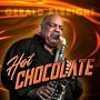 Text: "GERALD ALBRIGHT", "Hot CHOCOLATE". Ein Mann spielt Saxophon, dynamischer Hintergrund mit orangefarbenen Linien.