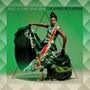 Oben: "Ibibio Sound Machine Chopping Mountain". Frau in grünem Kleid posiert dynamisch. Hintergrund in Grün.