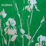 Der Text "NUBRAS" steht oben links. Die Illustration zeigt weiße Blumen vor grünem Hintergrund.