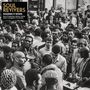 "Soul Revivers" steht oben links. Darunter "Holding It Down". Schwarz-weiß-Foto einer dichten Menschenmenge in der Stadt.
