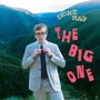 Oben Text: "Dent May", daneben groß "The Big One". Ein Mann im Anzug steht vor grünen Bergen.