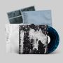 Texte auf mehreren Papierblättern sichtbar. Vinyl-Schallplatte in Blau-Schwarz. Cover mit abstrakter Schwarz-Weiß-Grafik.