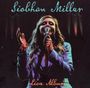 "Siobhan Miller Live Album". Eine Frau singt leidenschaftlich in ein Mikrofon, mit geschlossenen Augen und erhobener Hand.