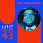 "Jon Hendricks Live at Club 43", lächelnder Mann mit Brille in Kreis, rotes und blaues Design.