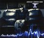 Text: "JEREMIAH JOHNSON BAND", "Blues Heart Attack". Mann in schwarzem Hut auf Ledersofa, blaue Herzschlag-Linie unten.