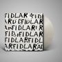 "FIDLAR" wiederholt in schwarzer Schrift auf weißem Hintergrund; eine Schallplatte ragt seitlich heraus.