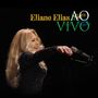 Text: "Eliane Elias AO VIVO." Eine Frau mit langem, blondem Haar hält ein Mikrofon und lächelt ins Publikum.
