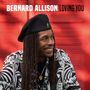 Text: "BERNARD ALLISON LOVING YOU". Ein Mann mit Dreadlocks und schwarzer Mütze lächelt vor rotem Hintergrund.