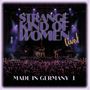 Text: "STRANGE KIND OF WOMEN live! MADE IN GERMANY I". Eine Band spielt auf einer Bühne vor einem großen Publikum.