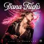 „Dana Fuchs“ steht oben, darunter „Live in Denmark“. Eine Frau singt leidenschaftlich auf der Bühne.
