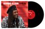 Text: "BERNARD ALLISON LOVING YOU". Schwarze Vinyl-Schallplatte, Mann mit Dreadlocks, Lächeln, rote Hintergrundfarbe.