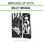 "BREWING UP WITH BILLY BRAGG" oben, "A Puckish Satire on Contemporary Mores" unten. Schwarz-weiße Illustration: Stadtbild und Figur.