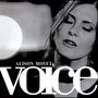 ALISON MOYET, voice. Eine Frau mit geschlossenen Augen und entspanntem Ausdruck. Schwarz-weiße Farbtöne.