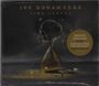 "JOE BONAMASSA TIME CLOCKS" steht oben. Eine zerbrochene Sanduhr in einer trostlosen Landschaft.