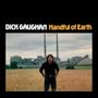 "DICK GAUGHAN / Handful of Earth." Ein Mann steht auf einem Feld vor einer Industrieanlage mit zwei Schornsteinen.