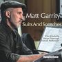 Text: "Matt Garrity Suits And Scotches" und Namen Vito Dieterle, Steve Einerson, David Ambrosio. Ein Mann liest Noten.