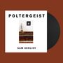 „POLTERGEIST“, „SAM HERLIHY“, altes Klavier, Heiligenfigur, kleines Bild an Wand, Schallplatte rechts.