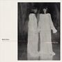 Text: "Beth Orton", "The Ground Above". Schwarz-weißes Bild einer Person in einem langen Kleid, leicht verschwommen.