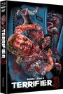 "Damien Leone's TERRIFIER 3" in weißen Buchstaben. Illustration: Blutige und gewalttätige Szene mit monströsen Figuren.