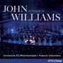 „JOHN WILLIAMS: A Tribute to“, „Orchestre FILMharmonique | Francis Choinière“. Konzertsaal mit Orchester in blauem Licht.