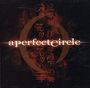 "aperfectcircle" in Weiß auf schwarzem Hintergrund. Ein rotes, kunstvolles Muster und Kreis im Hintergrund.