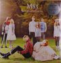 "M83, Saturdays=Youth" steht oben. Menschen in stilvollen, retro angehauchten Outfits auf einer grünen Wiese.
