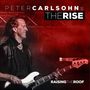 Text: PETER CARLSOHNs THE RISE, RAISING THE ROOF.  

Ein Musiker mit Gitarre, rot beleuchtet, lächelnd.